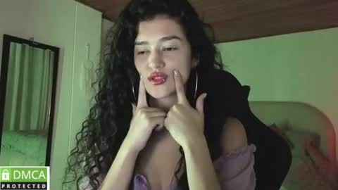 yourdreamgirl2025 online show from June 17, 12:02 am