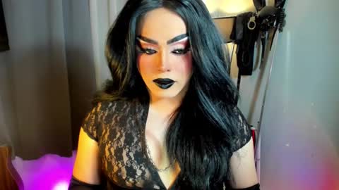 Snapshot of yourfiercemistress chatting on December 18, 11:22 pm not into STINGY and CHEAP people online show from December 18, 11:22 pm