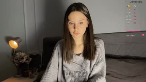 Snapshot of yourher0in chatting on December 6, 1:00 pm Aida online show from December 6, 1:00 pm