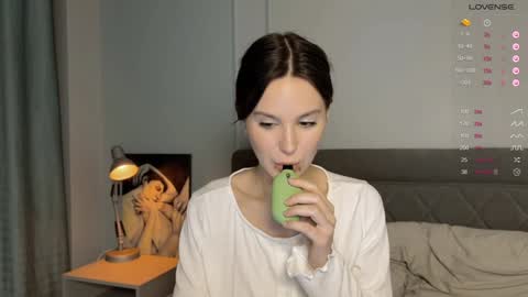 Snapshot of yourher0in chatting on January 5, 1:04 pm Aida online show from January 5, 1:04 pm