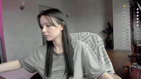 Snapshot of yourher0in chatting on October 6, 10:02 am Aida online show from October 6, 10:02 am