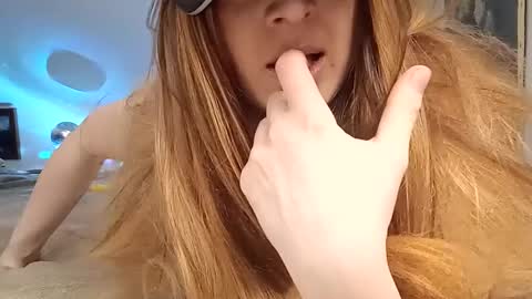 Snapshot of yourhollyhorne chatting on October 6, 10:40 pm HollyHorne online show from October 6, 10:40 pm