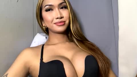 yourlovebella88 online show from May 17, 8:05 pm