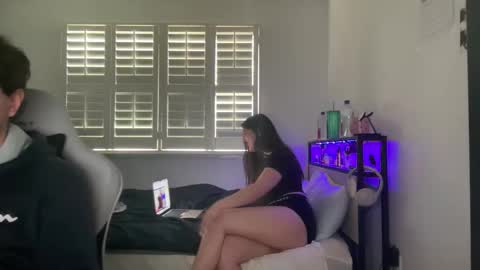 yourmila1 online show from February 25, 9:46 pm