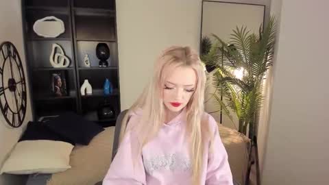 Snapshot of yourwhitefairy chatting on October 12, 10:09 pm Emily online show from October 12, 10:09 pm