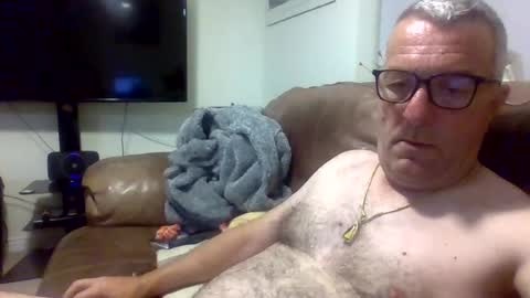 Snapshot of yragbew chatting on July 19, 3:10 am Daddiesgirl online show from July 19, 3:10 am