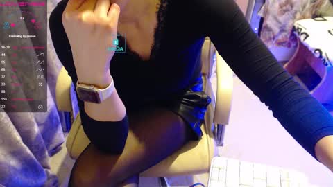 Snapshot of yuli_ya chatting on December 24, 7:00 pm Sweet Pussy online show from December 24, 7:00 pm