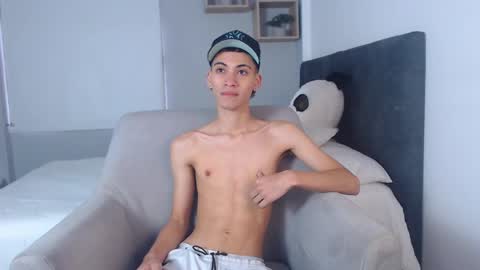 yulian_vasquez online show from March 2, 12:11 pm