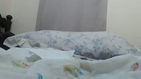 Snapshot of yummyhotclit4 chatting on February 9, 9:24 am jessy online show from February 9, 9:24 am