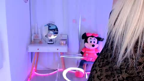 Snapshot of yuukenzi chatting on February 18, 7:21 am Maria online show from February 18, 7:21 am