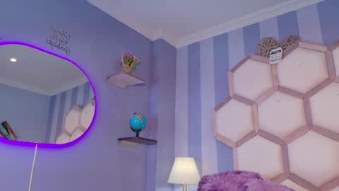 yvi online show from April 7, 12:05 pm