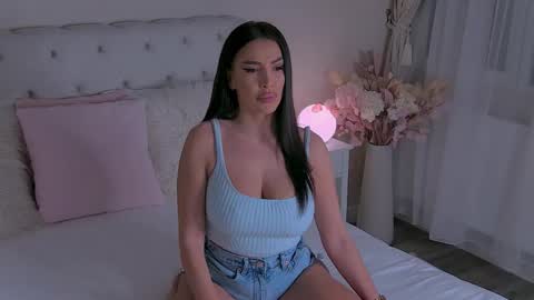 Snapshot of yviesweet chatting on December 2, 5:02 am Laura online show from December 2, 5:02 am