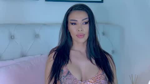 Snapshot of yviesweet chatting on December 5, 2:47 pm Laura online show from December 5, 2:47 pm