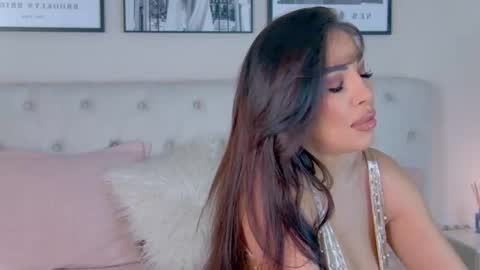 Snapshot of yviesweet chatting on December 19, 8:32 am Laura online show from December 19, 8:32 am