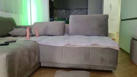 yvonna_ online show from December 2, 5:15 pm