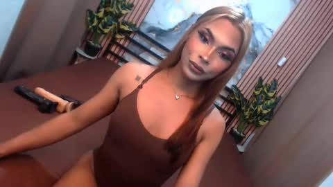 yvonnellvs online show from March 19, 7:07 pm