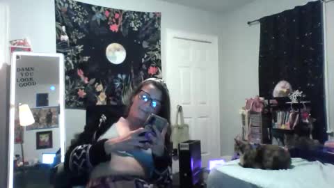 Snapshot of zaddyslilslutbucket chatting on October 29, 11:17 pm zaddyslilslutbucket online show from October 29, 11:17 pm