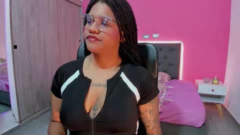 Snapshot of zahra_rose chatting on November 23, 2:06 pm zahra_rose online show from November 23, 2:06 pm