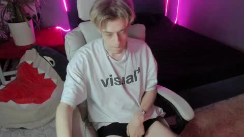 Snapshot of zane_steele chatting on March 30, 7:37 pm Kel online show from March 30, 7:37 pm