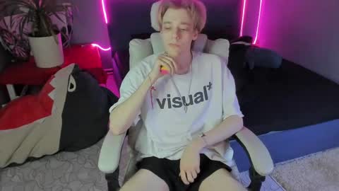 Snapshot of zane_steele chatting on March 31, 7:58 pm Kel online show from March 31, 7:58 pm