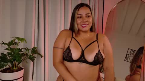 Snapshot of zara_nova chatting on February 14, 2:08 am Zara Nova online show from February 14, 2:08 am