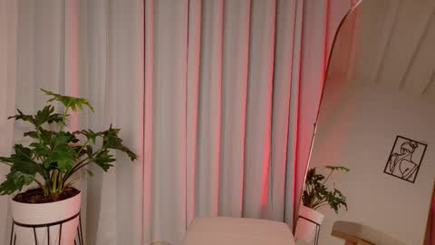 Snapshot of zara_nova chatting on February 17, 1:02 am Zara Nova online show from February 17, 1:02 am