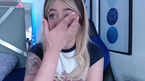 Snapshot of zaradames_ chatting on March 7, 4:46 am zaradames_ online show from March 7, 4:46 am