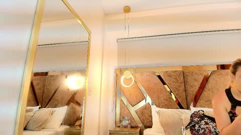 Zarah Andrews online show from December 15, 11:58 am