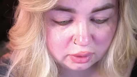 Snapshot of zarareign_ chatting on April 20, 8:43 pm Lola online show from April 20, 8:43 pm