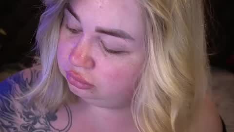Snapshot of zarareign_ chatting on April 21, 2:37 am Lola online show from April 21, 2:37 am