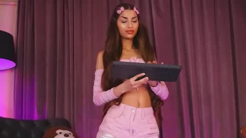 zariaavera online show from May 24, 8:47 pm