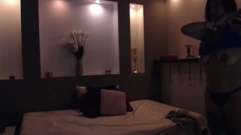 Snapshot of zean_lee chatting on February 2, 11:09 am Karolyne online show from February 2, 11:09 am