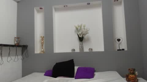 Snapshot of zean_lee chatting on March 12, 11:05 am Karolyne online show from March 12, 11:05 am