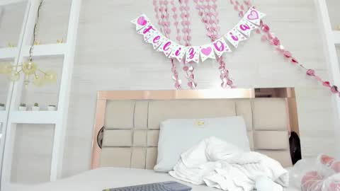 Zenda Evans online show from February 17, 4:20 am