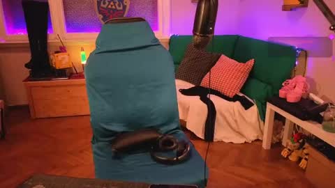 Snapshot of zesty_peach chatting on June 8, 1:39 am zesty_peach online show from June 8, 1:39 am