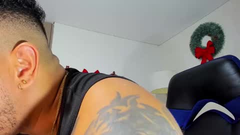 Snapshot of zeus_strong93 chatting on December 11, 11:43 pm zeus strong online show from December 11, 11:43 pm