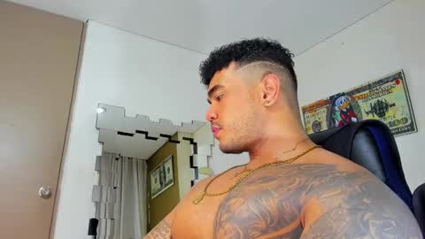 Snapshot of zeus_strong93 chatting on January 13, 1:02 am zeus strong online show from January 13, 1:02 am