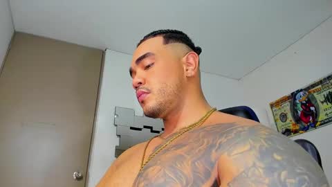 Snapshot of zeus_strong93 chatting on February 12, 10:59 pm zeus strong online show from February 12, 10:59 pm