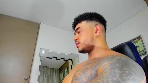 Snapshot of zeus_strong93 chatting on March 6, 12:00 am zeus strong online show from March 6, 12:00 am