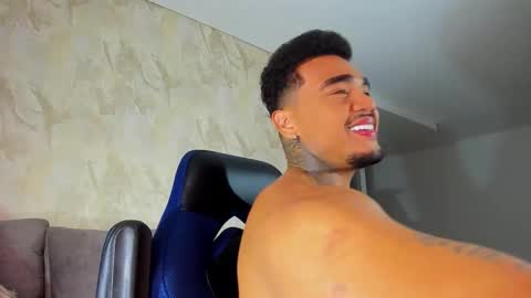 Snapshot of zeus_strong93 chatting on September 11, 3:39 am zeus strong online show from September 11, 3:39 am