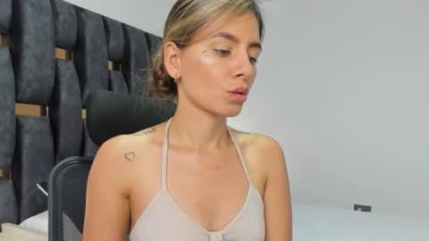 Snapshot of ziataylor chatting on February 3, 9:53 pm ziataylor online show from February 3, 9:53 pm