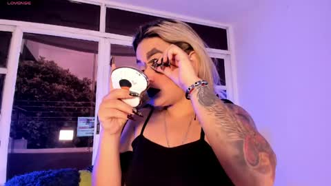 zihaadams_ online show from April 24, 8:44 pm