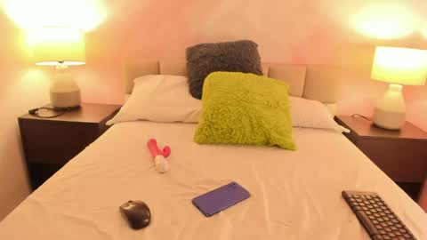 zihaadams_ online show from May 30, 8:17 pm