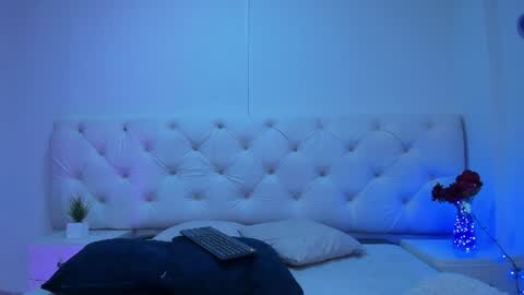 zoe_evaanss_ online show from August 3, 6:33 pm