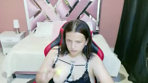 Snapshot of zoe_green01 chatting on April 6, 7:59 pm zoe online show from April 6, 7:59 pm