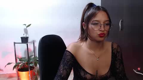 Snapshot of zoe_khall chatting on November 29, 3:53 am ZOE online show from November 29, 3:53 am