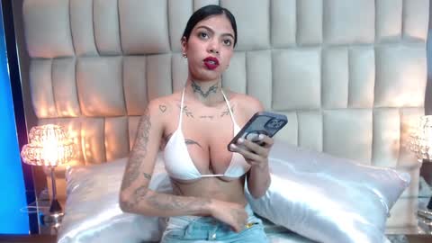 Snapshot of zoe_kravitx chatting on January 4, 8:48 pm CAMILA online show from January 4, 8:48 pm