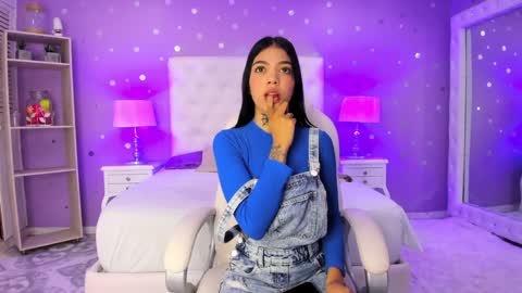 Snapshot of zoe_kravitx chatting on February 4, 3:44 am CAMILA online show from February 4, 3:44 am