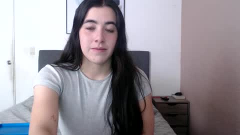 Snapshot of zoe_mill33r chatting on December 12, 8:43 pm Zoe online show from December 12, 8:43 pm