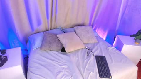 Snapshot of zoe_rousee_ chatting on July 2, 12:11 pm zoe_rousee_ online show from July 2, 12:11 pm